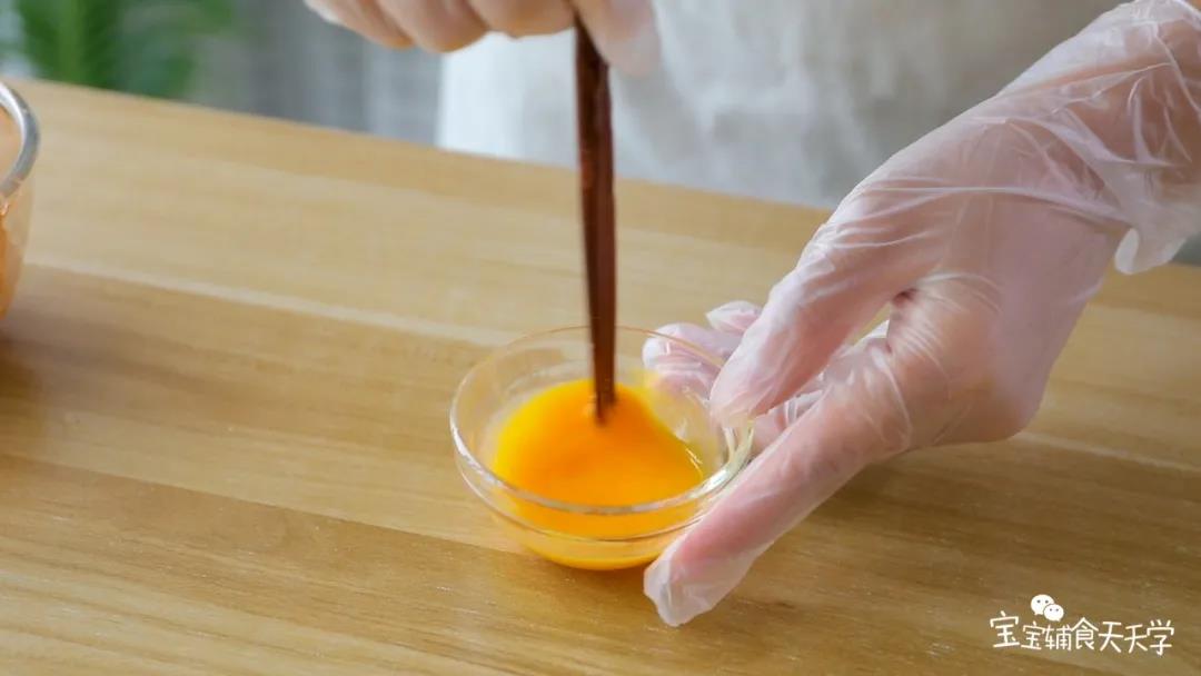 蛋黄搅成蛋液