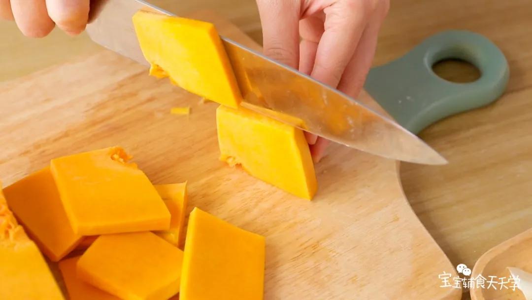 南瓜去籽去皮，切片铺在盘子底