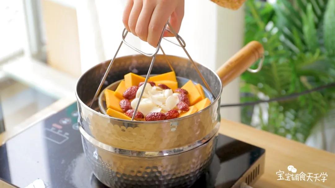 锅内烧开水，把盘在放锅内大火蒸20分钟