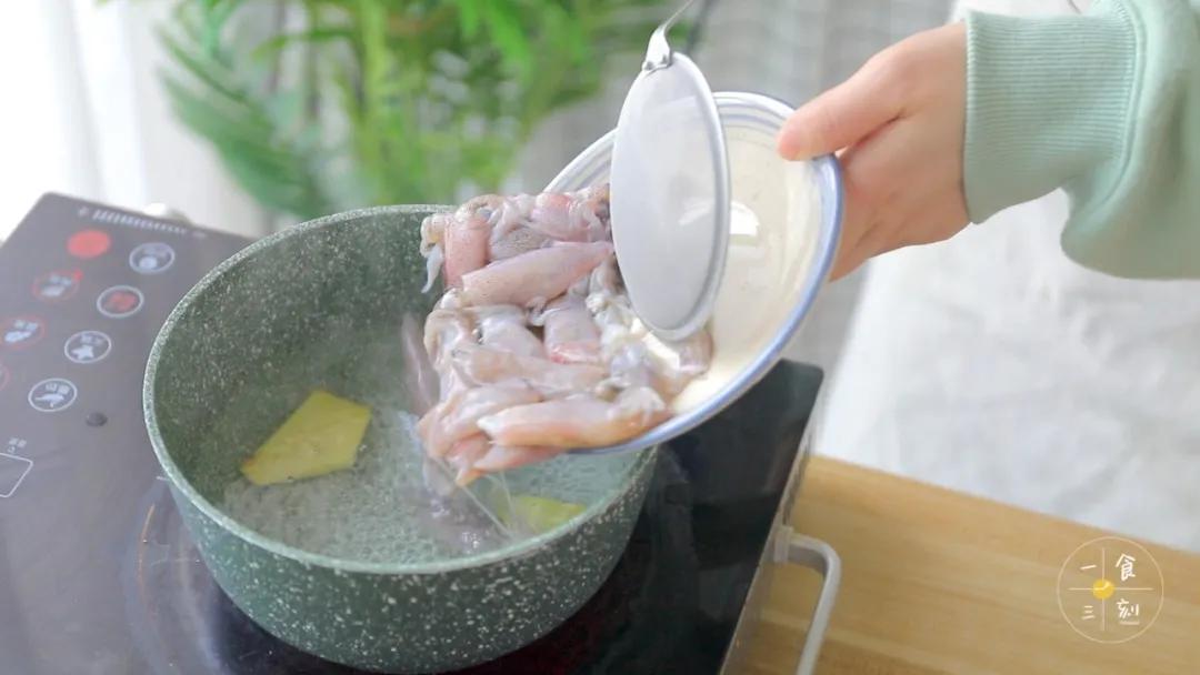 水开后加入姜片，把小鱿鱼烫至变色后捞起