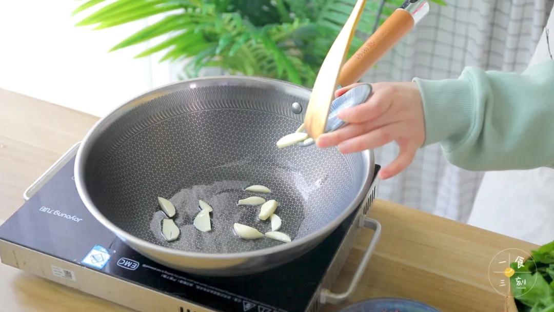 热锅，加入适量的油，把蒜蓉爆香