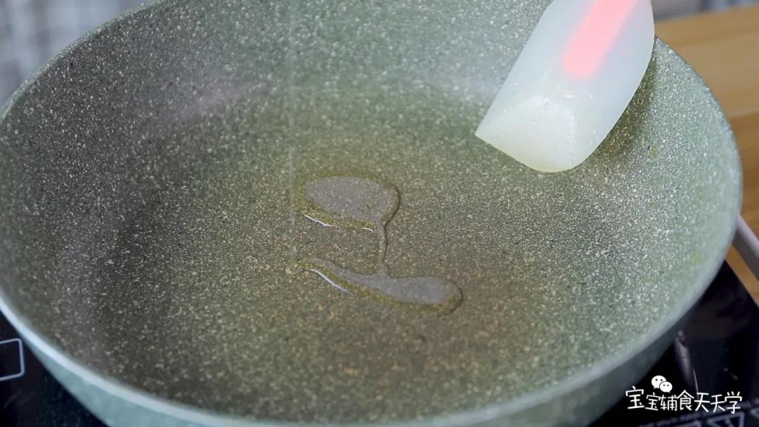 热不沾锅，开中小火，倒入少许的油