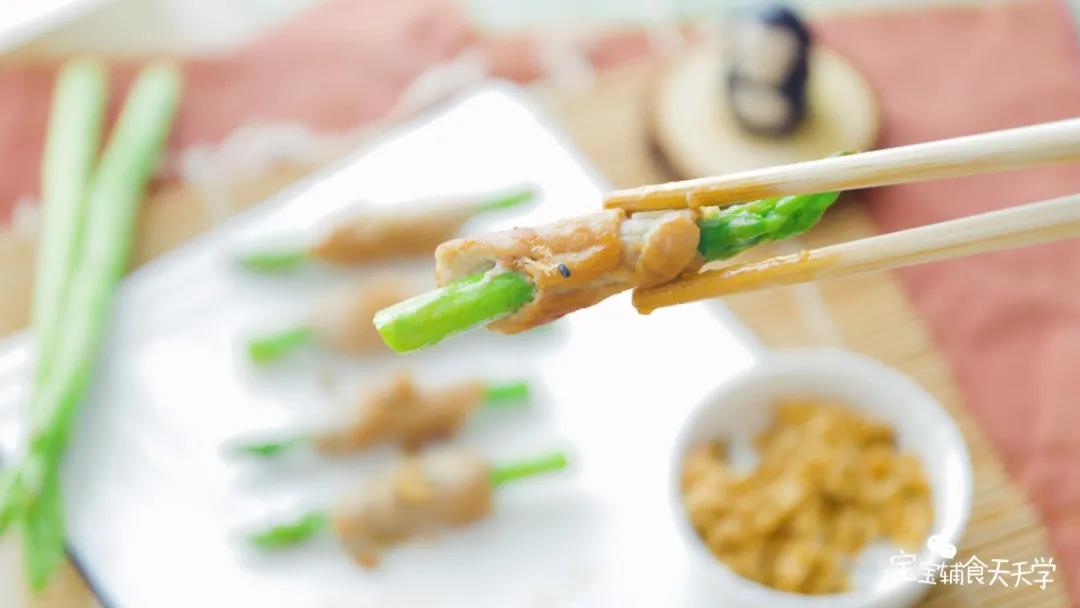 芦笋清新爽脆，带着清甜的味道也让猪肉的口感变得更加多汁 。