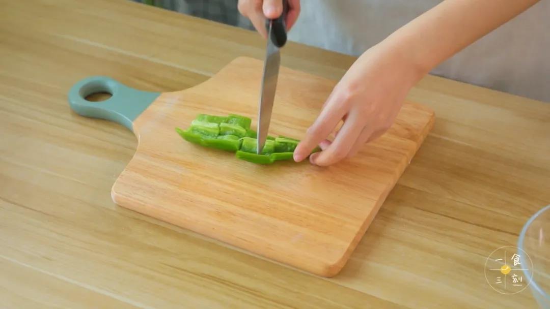 土豆去皮，切成橘瓣状，茄子切成滚刀块，青椒切段