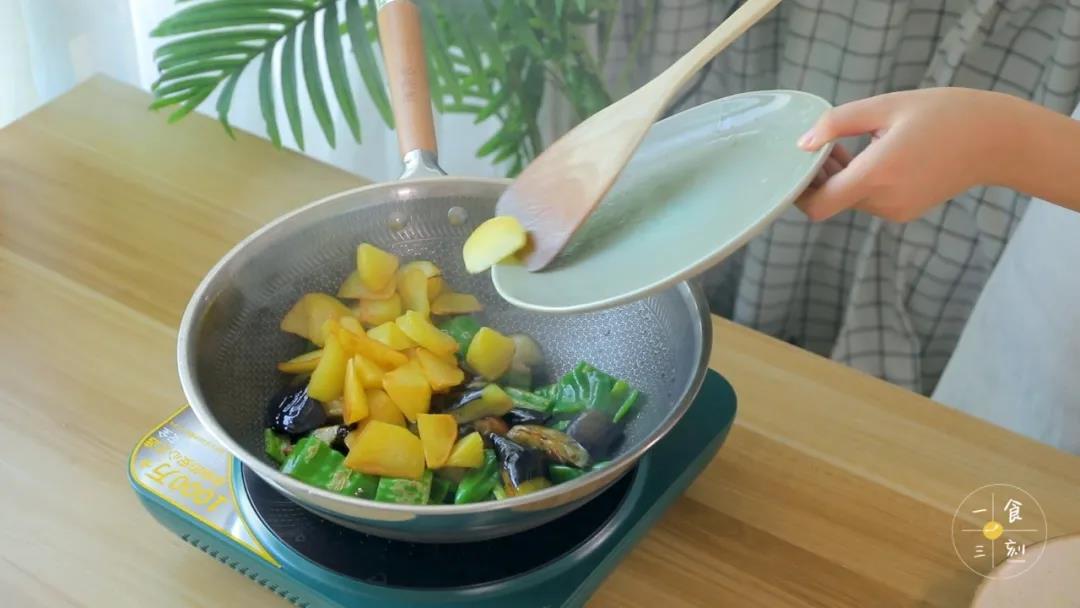 把煎好的茄子、土豆倒进锅里，加入调好的酱汁，翻炒均匀，焖煮至收汁