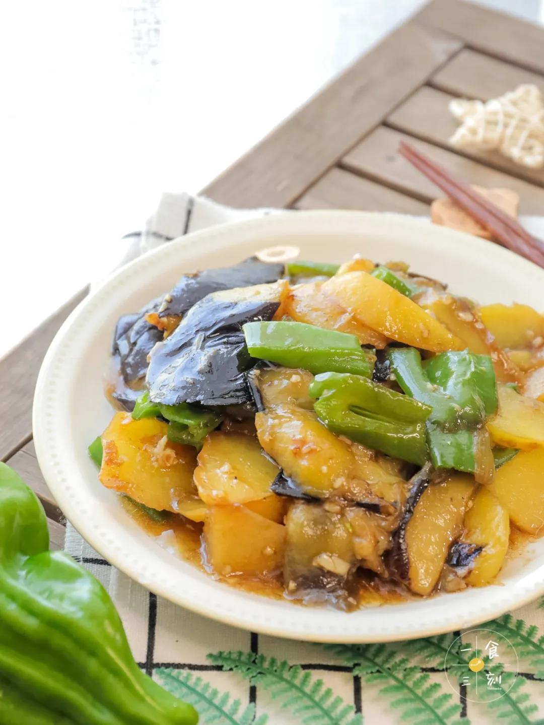 虽然没有经过油炸，但是口感和味道完全不输东北菜馆，土豆外皮焦香，内里却绵软无比，茄子滑嫩鲜甜，青椒爽甜，每一口都裹着满满的蒜末，酱汁拌饭都能吃掉一大碗，好吃到舔盘！