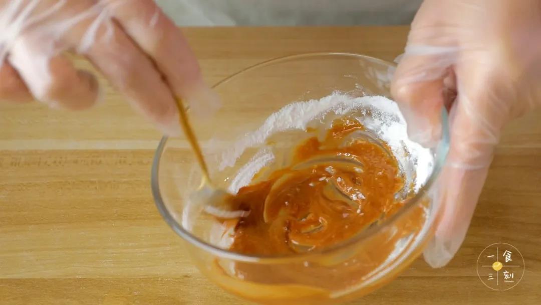把酱油、蚝油和淀粉放入碗里，搅匀作酱汁备用
