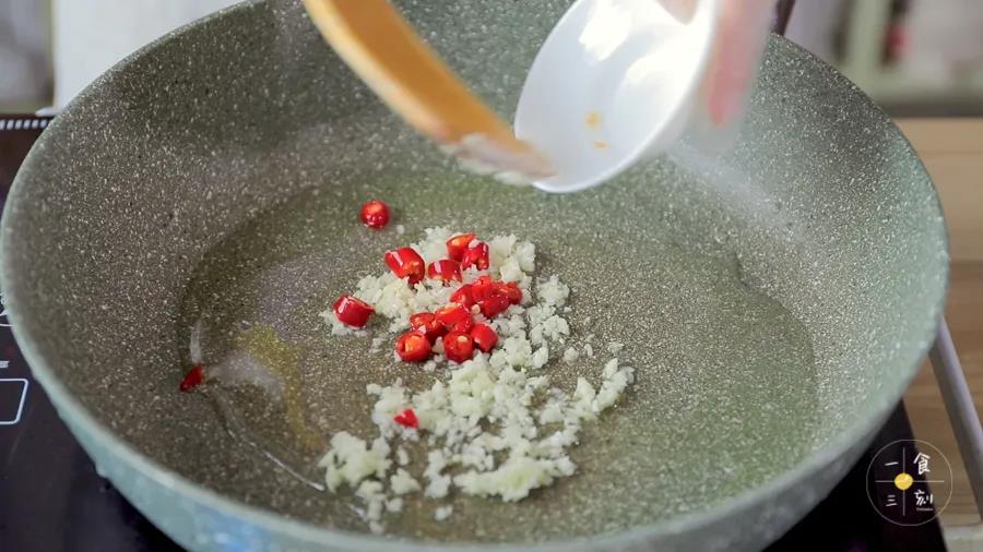 热锅下油，放入小米辣和蒜末炒香