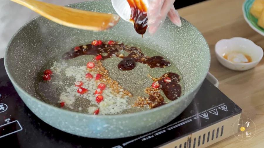 倒入生抽、蚝油、盐、糖、1碗清水，调成酱汁翻炒搅拌均匀