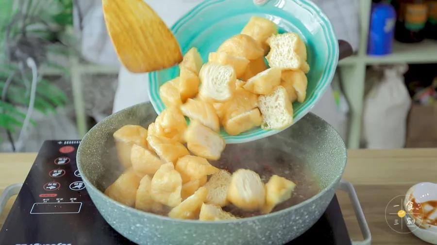 倒入油豆腐，翻炒一下