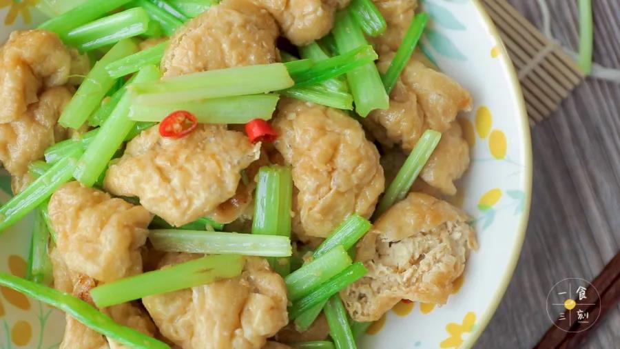 吸收了酱汁的油豆腐，一咬下去鲜嫩爆汁，满嘴那个香太可了！