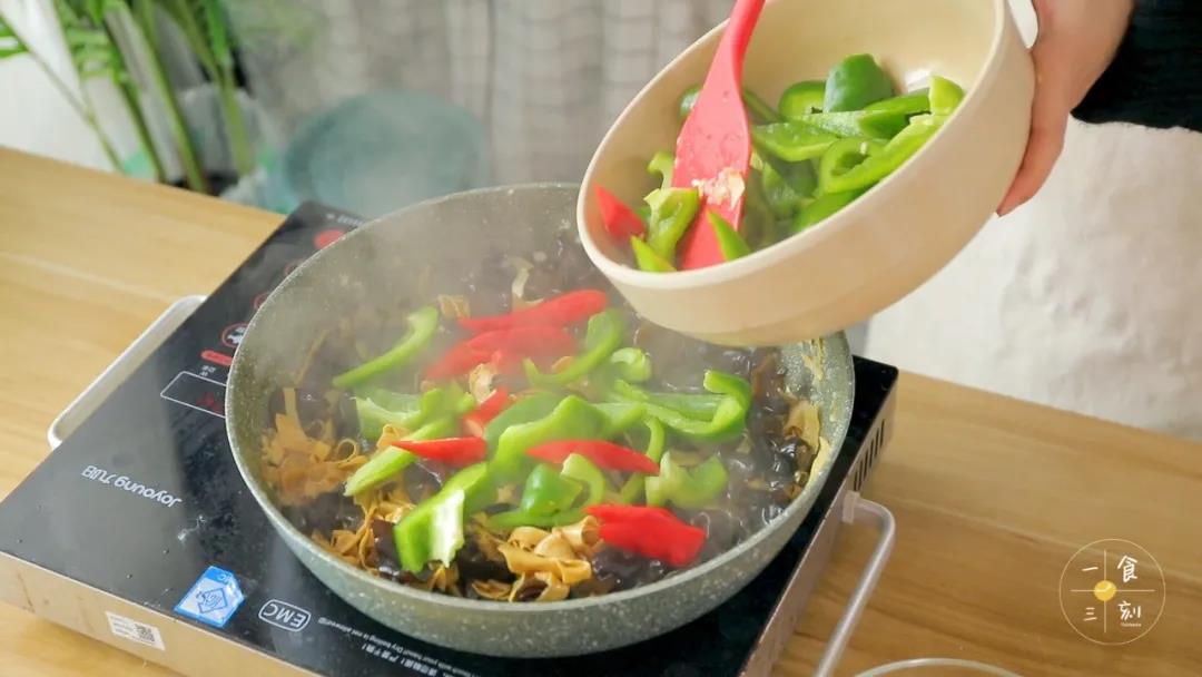 加入双椒，翻炒均匀