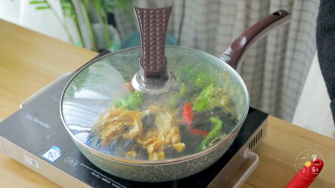 沿边加入少许水，焖至入味