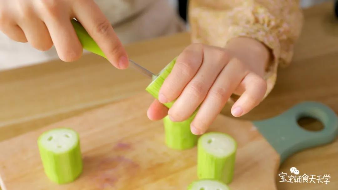 把丝瓜中间挖空