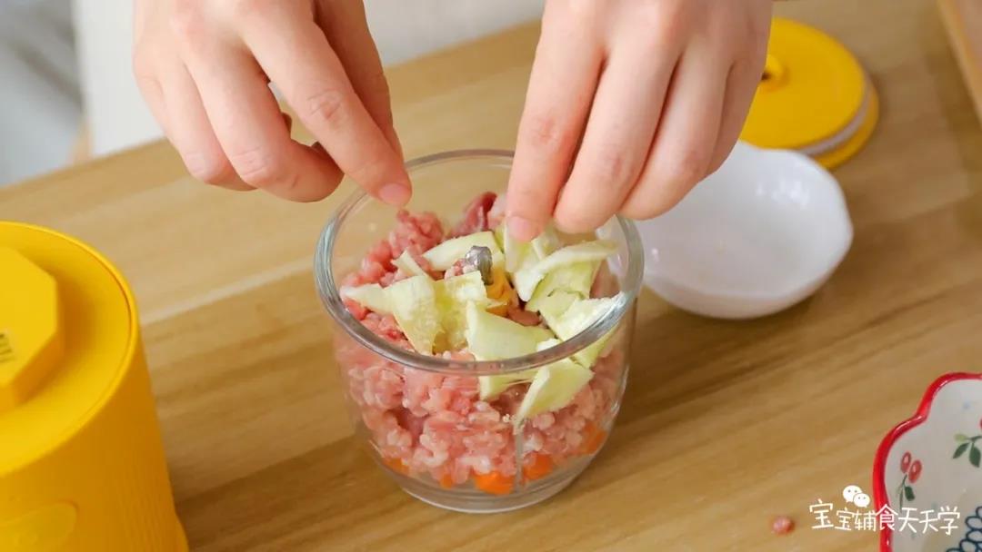 把肉末、干贝、胡萝卜，还有刚挖出来丝瓜肉加入搅拌机，搅拌成泥