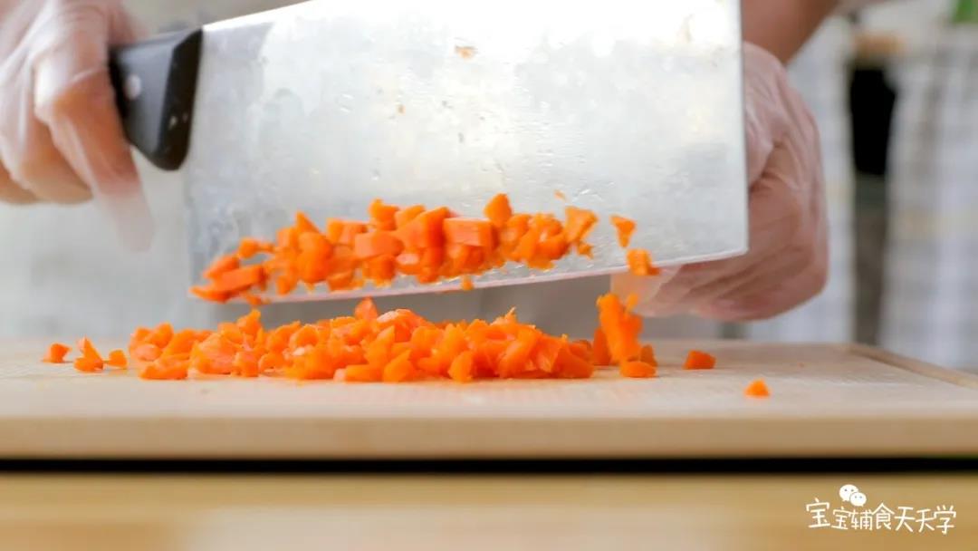 胡萝卜和虾仁切碎备用