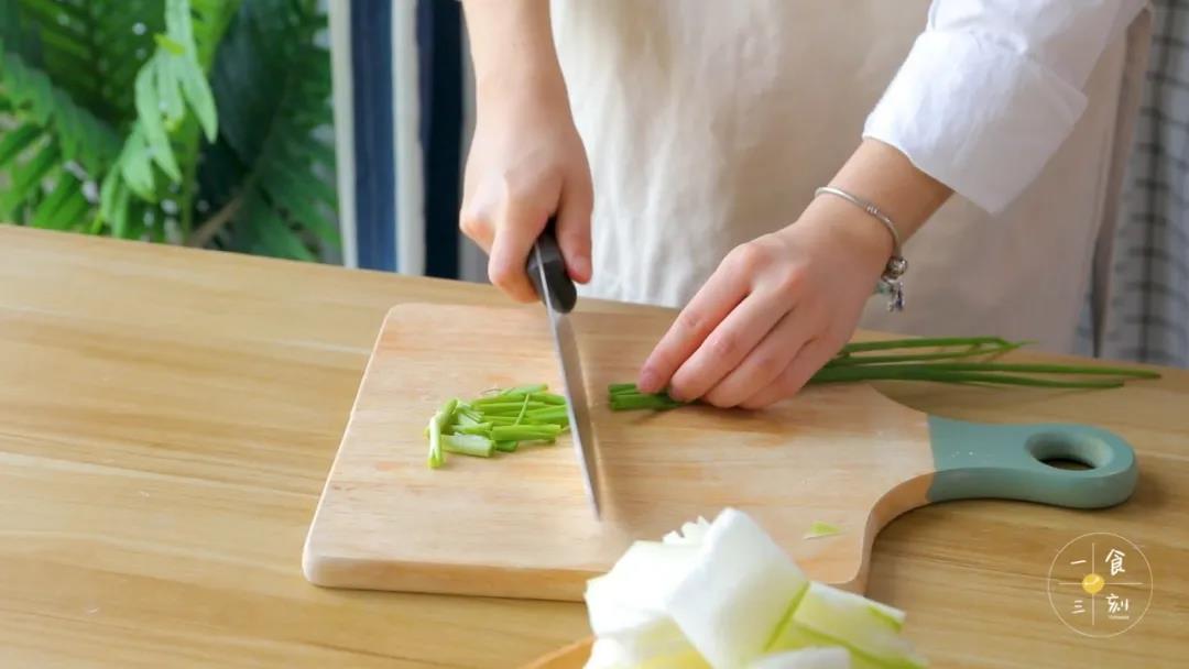 小葱切小段，葱白先用
