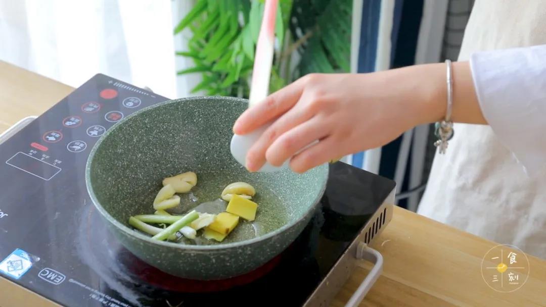 热锅，加入少许油，把姜片、蒜瓣、葱白炒香后加入冬瓜翻炒