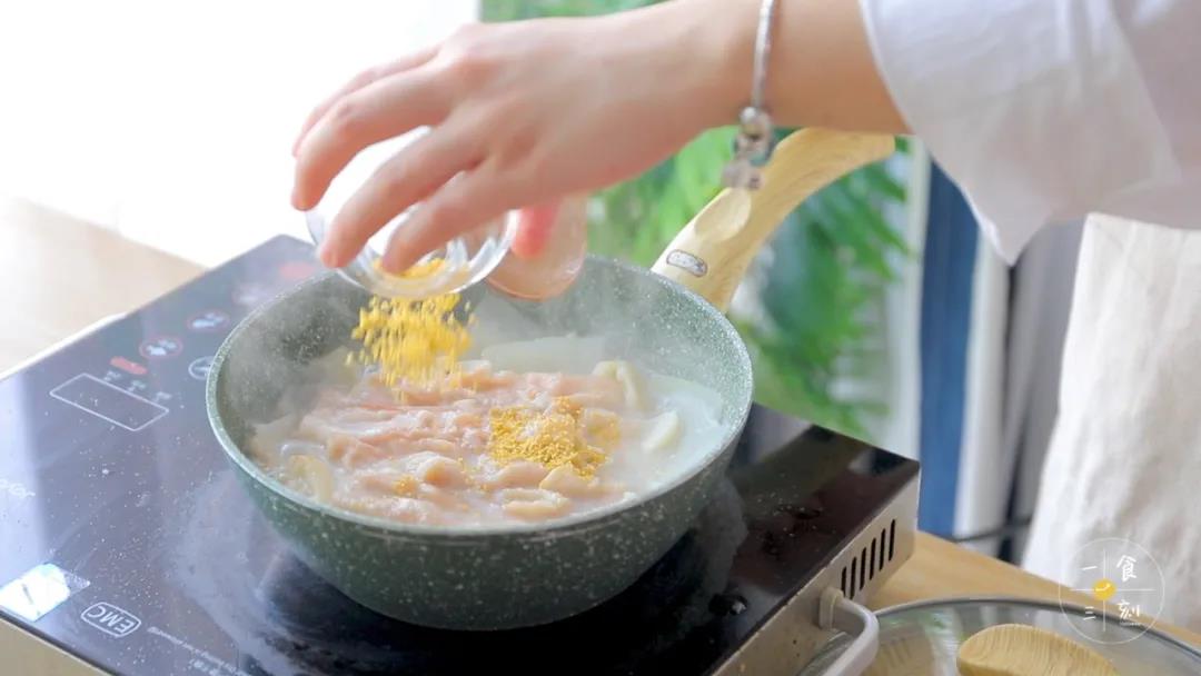 加入松茸粉，炖煮至入味