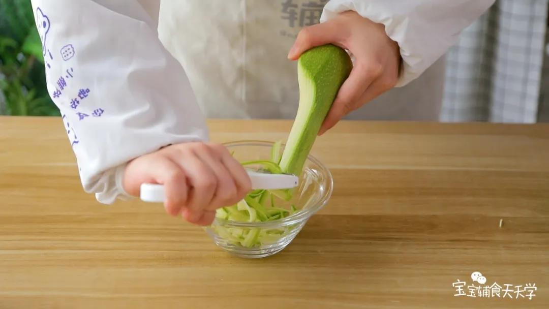 把西葫芦刨成丝
