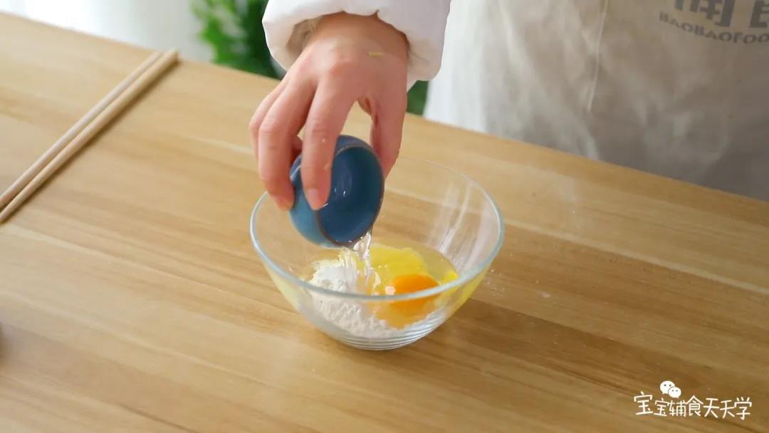 鸡蛋和面粉加10克水搅拌成面糊