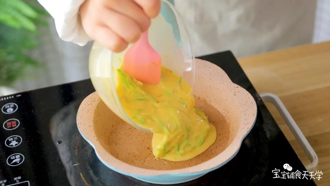 原锅，刷一下油，面糊摊平