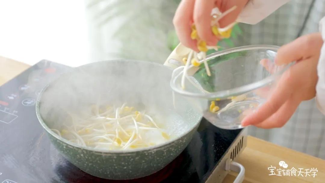 煮熟后加入豆芽，煮软熟