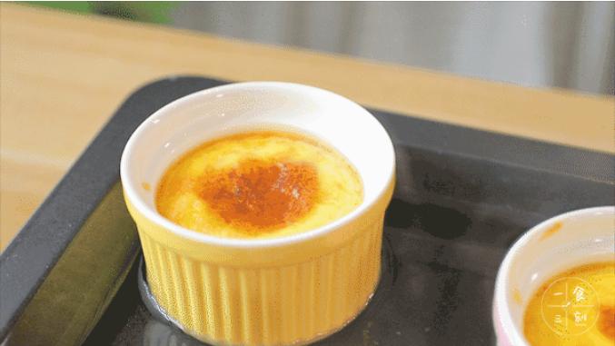 第7步：水浴法上下火180°C中层烤30分钟，焦斑出现就完成了