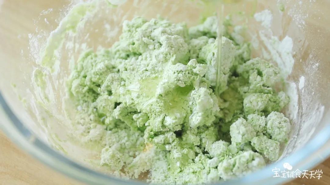 倒入糯米粉、细砂糖、玉米油