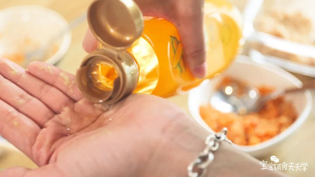 手里涂点食用油