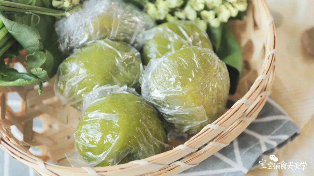 刚出炉的青团有点塌了也是正常的，冷却后回缩就会好看了，而且冷却后食用口感更好哦，可以用保鲜膜包起冷藏或常温保存，3天内吃完