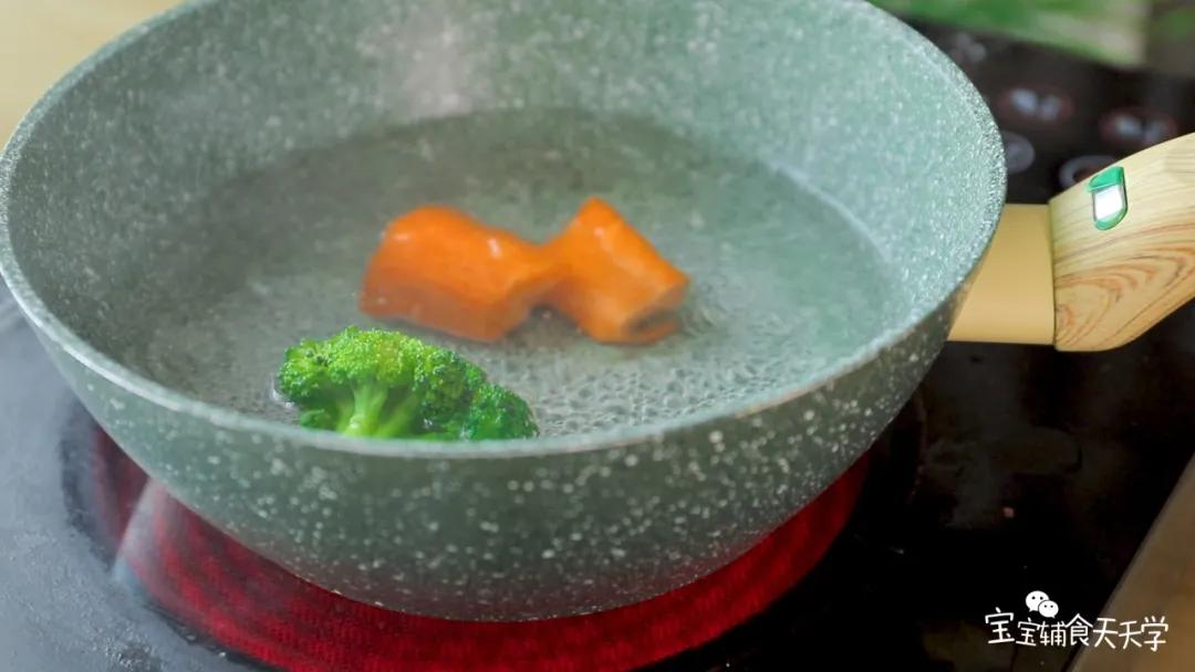 第2步：把西兰花、胡萝卜烫熟