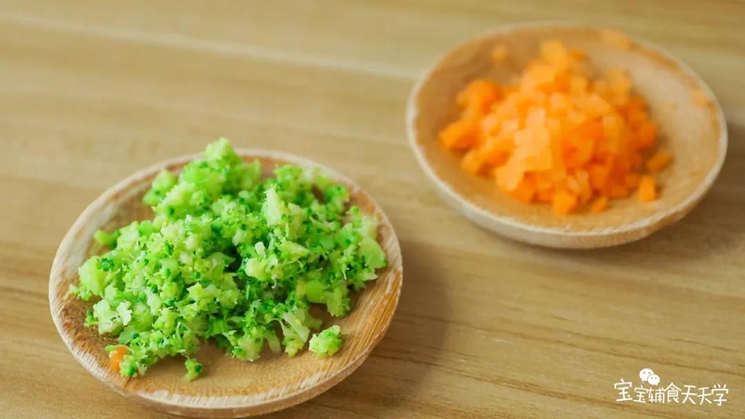 第4步：把烫熟的蔬菜分别切碎，备用