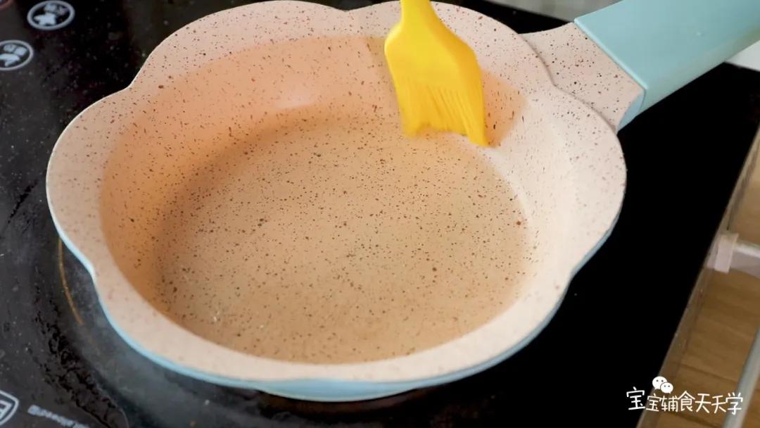 第7步：热锅，中小火，刷上一层薄油，倒入蛋白液