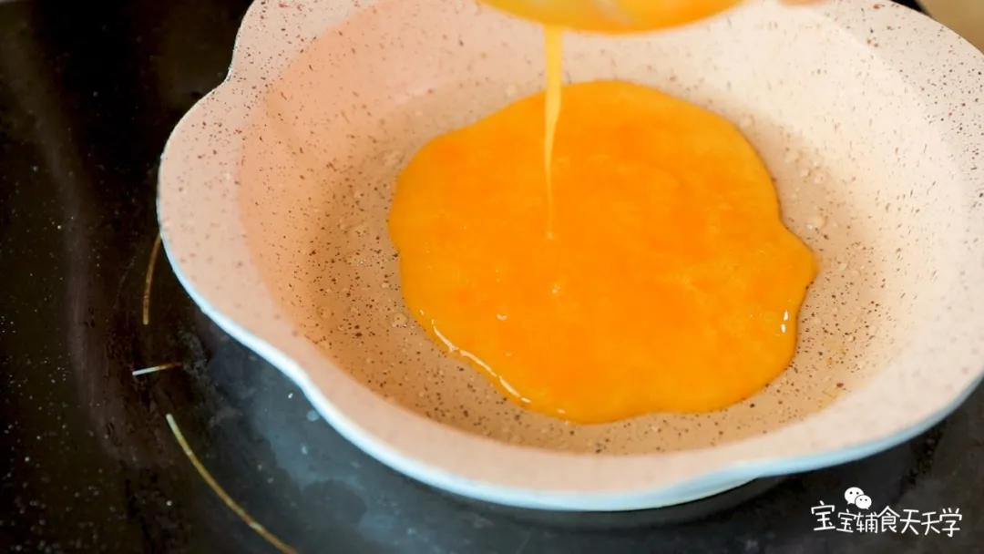 第9步：接着再涂油，倒入蛋黄液，煎蛋黄饼