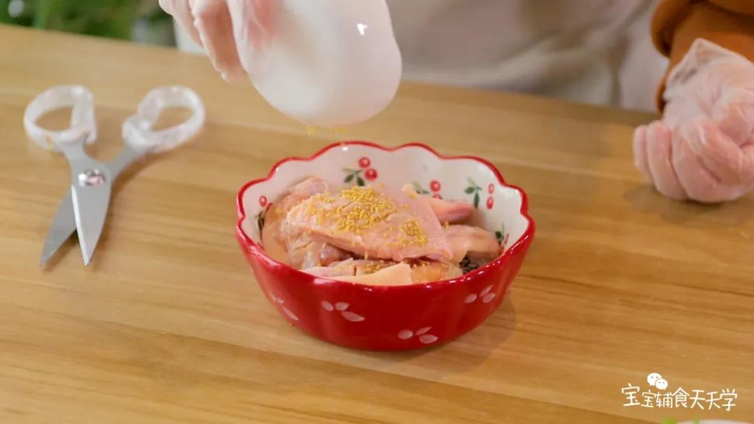 加入姜片、葱白、松茸粉腌制20分钟以上