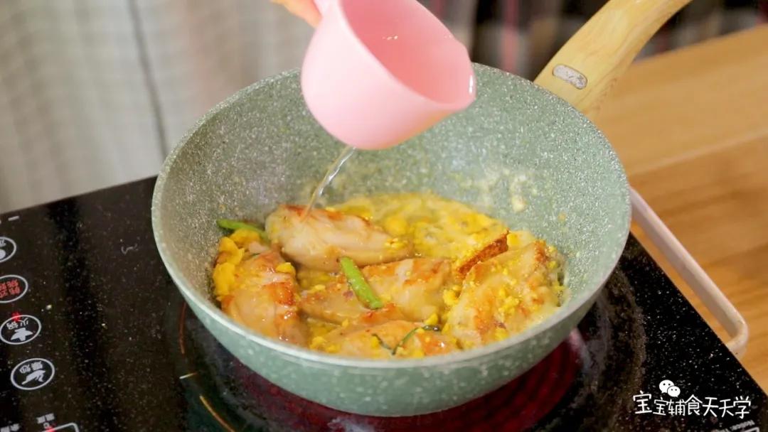 倒入少许水后盖上盖子，焖至鸡翅熟透