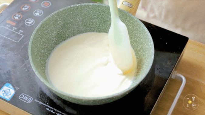 第4步：开小火，边加热边搅拌，直到鲜奶馅变浓稠，出现明显的纹路状