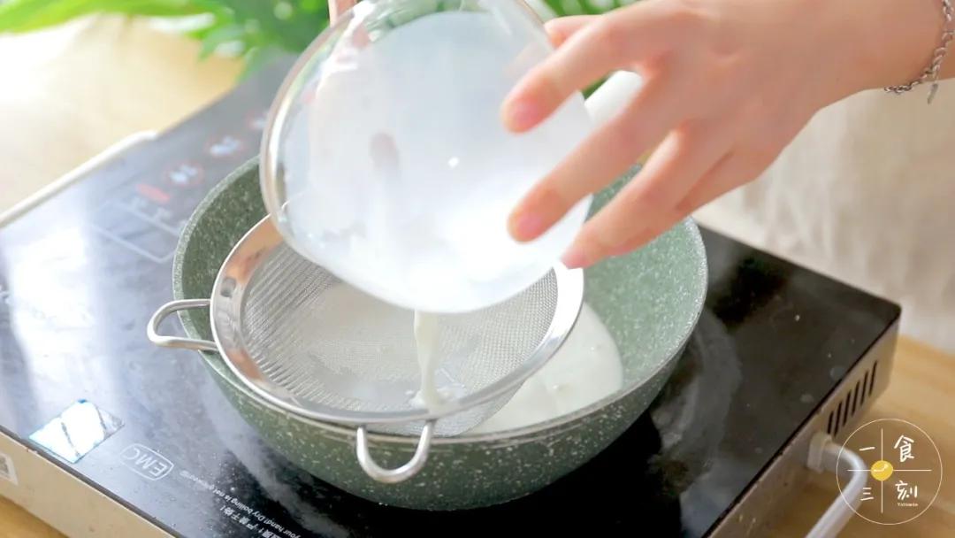 第3步：过筛到锅中，加入白砂糖和淡奶油