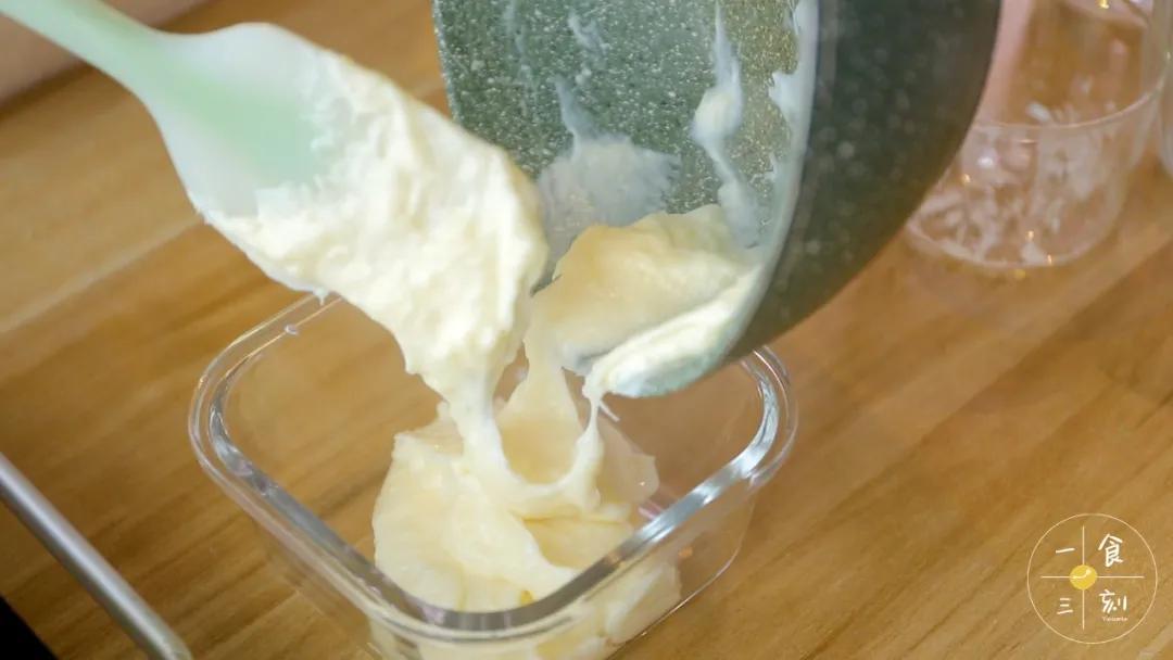 第5步：鲜奶馅进冰箱冷冻30分钟