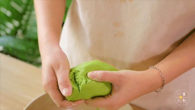 第9步：揉至均匀、光滑，分剂子，搓圆备用