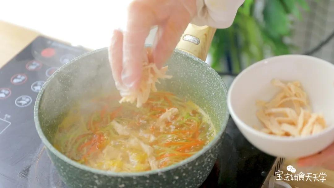 第7步：煮至软熟后加入鸡丝