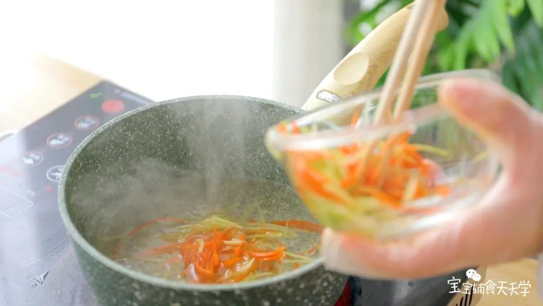 第6步：锅中加入新的水煮开后，加入黄瓜和胡萝卜丝