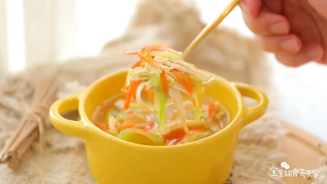 第10步：鲜嫩多汁的黄瓜、胡萝卜看上去特别清新开胃，鸡胸肉一丝丝易咀嚼，加上有虾皮粉提鲜，整碗羹汤就更可口了。