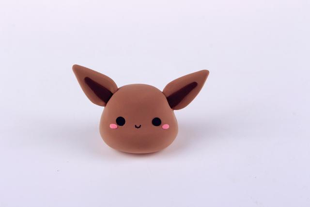 步骤3：做出两只长长的耳朵粘在伊布的头上。