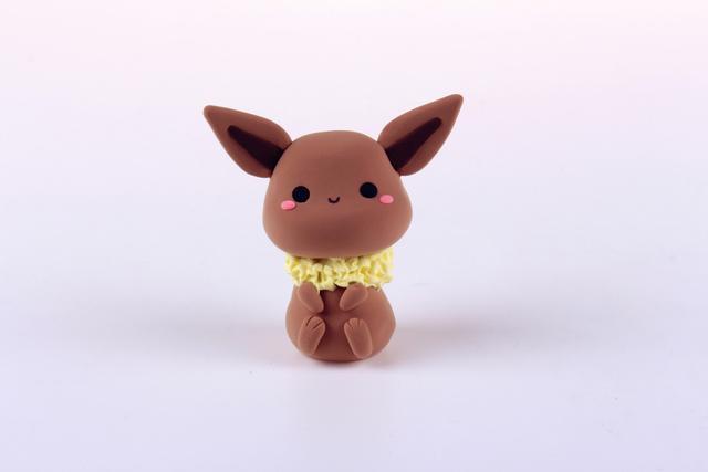 步骤6：用淡黄色粘土做出脖子的皮毛部分。