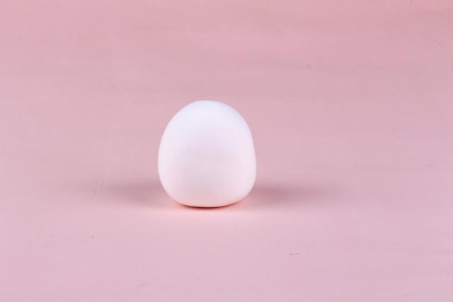 步骤1：首先用白色粘土做一个圆球形作为泰迪的头。