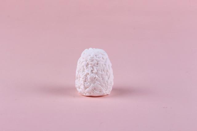 步骤6：用白色粘土做出泰迪的身子，然后戳出毛茸茸的痕迹。