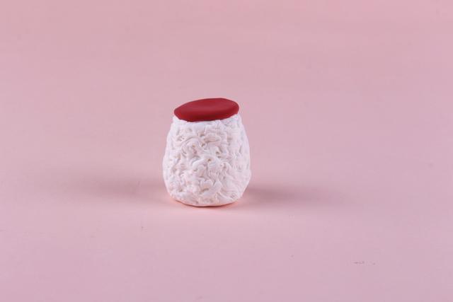 步骤7：枣红色粘土做一个圆片粘在身体上部。