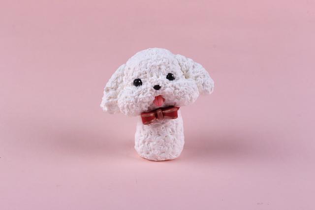 步骤8：把头部和身体粘在一起，然后做一个蝴蝶结粘在脖子上。